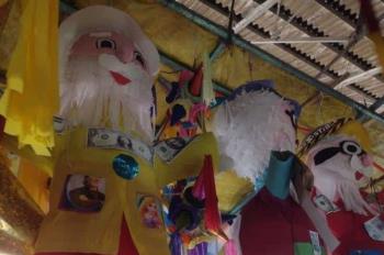 Promueven en mercados veracruzanos las piñatas de viejos; no más quemazón