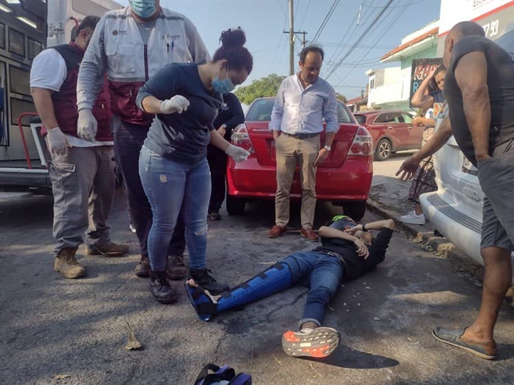 Le rompe pierna a motociclista y escapa en avenida Cuauhtémoc