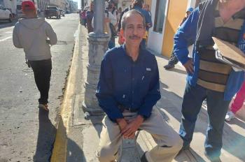 Esperan por más de 4 horas para realizar el canje de placas en Veracruz
