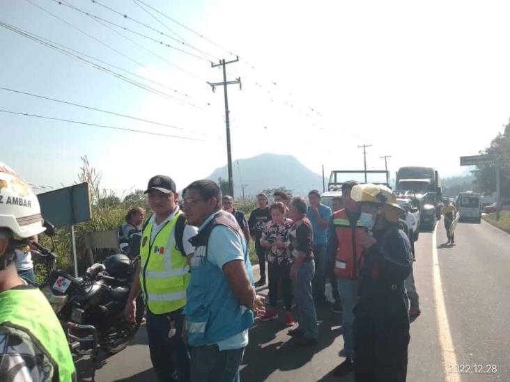 Vuelca camioneta de valores en la Fortín-Huatusco; chocó contra un taxi (+Video)