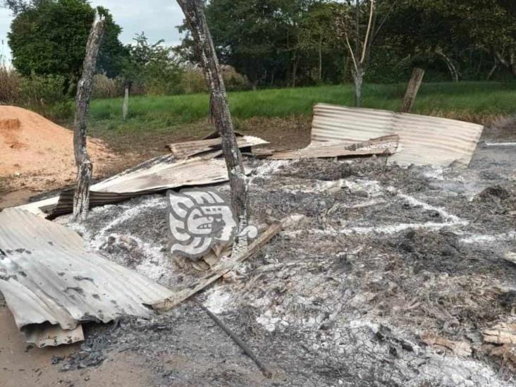 Incendio consume humilde vivienda en localidad de Acayucan