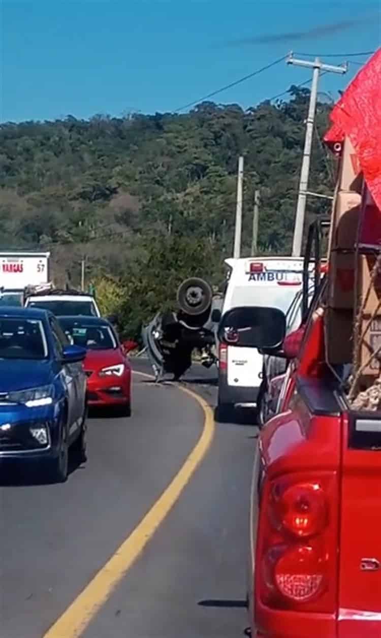 Vuelca camioneta de valores en la Fortín-Huatusco; chocó contra un taxi (+Video)
