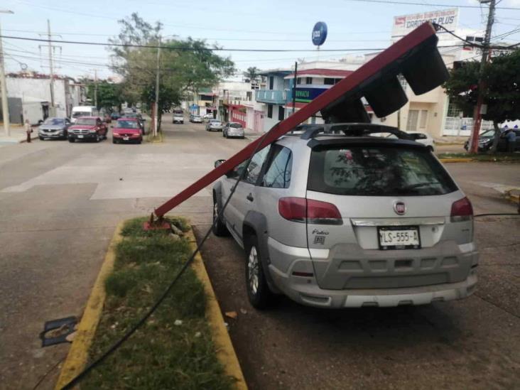 ¡Se le vino encima! Semáforo cae sobre auto en el centro de Coatzacoalcos