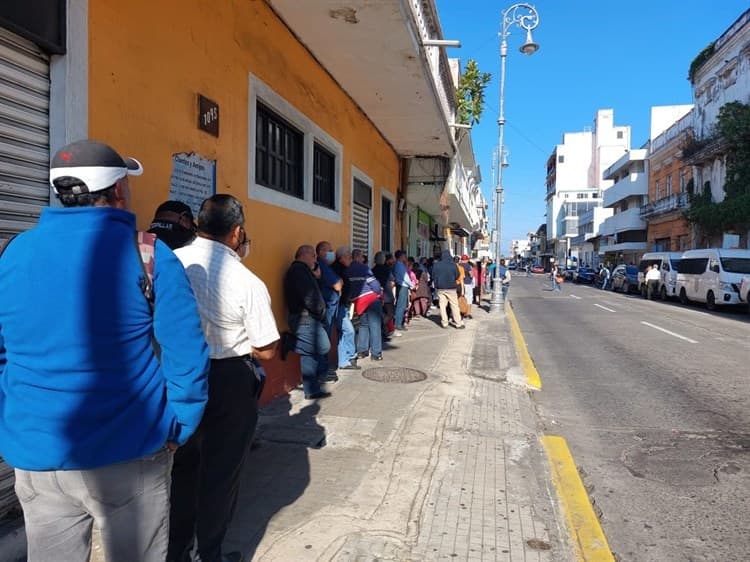 Esperan por más de 4 horas para realizar el canje de placas en Veracruz