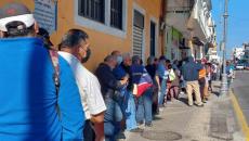 Largas filas en las oficinas de Hacienda de Veracruz por reemplacamiento (+Video)