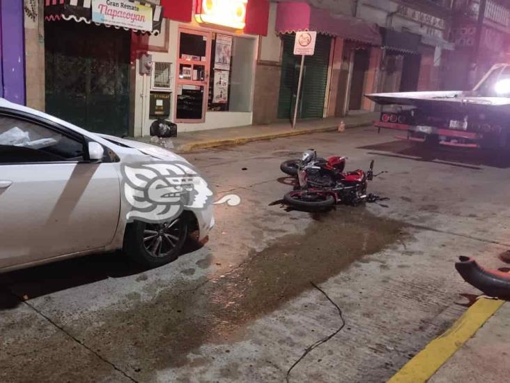 Auto impacta a motociclista en calles de Tlapacoyan