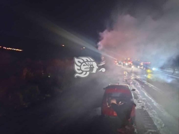 Remolque se incendia en autopista de Veracruz