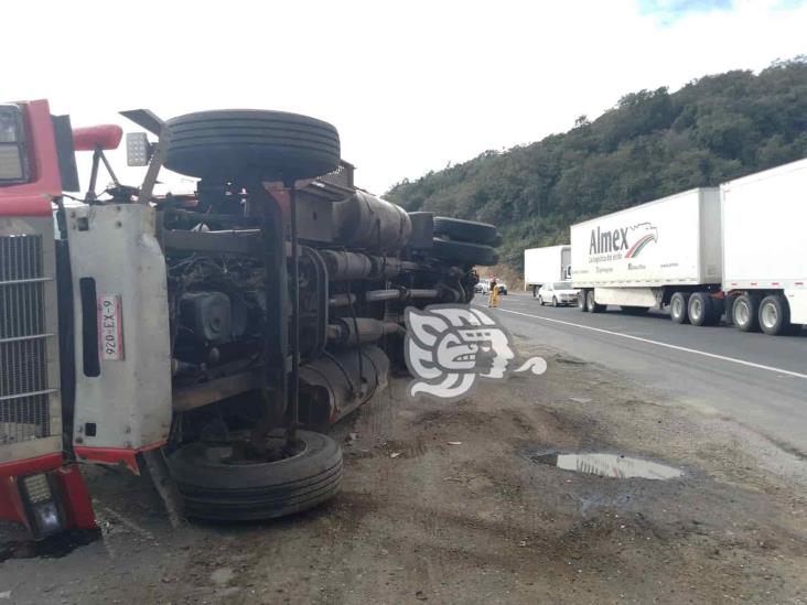 Rapiña a camión que se volteó en cumbres de Maltrata, Veracruz
