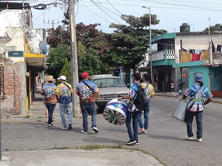 Con todo y batucada, se despide el Año Viejo en colonias de Veracruz