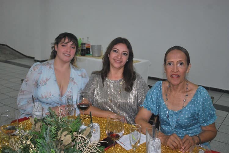 Socios de Club de Leones de Veracruz disfrutan comida decembrina