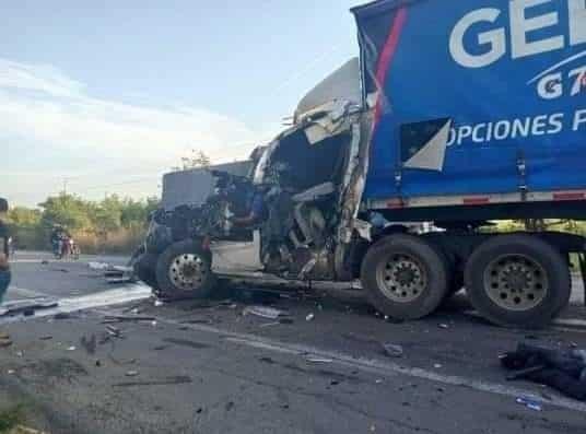 Choca tráiler con tractor de caña en Tierra Blanca; hay 2 heridos de gravedad