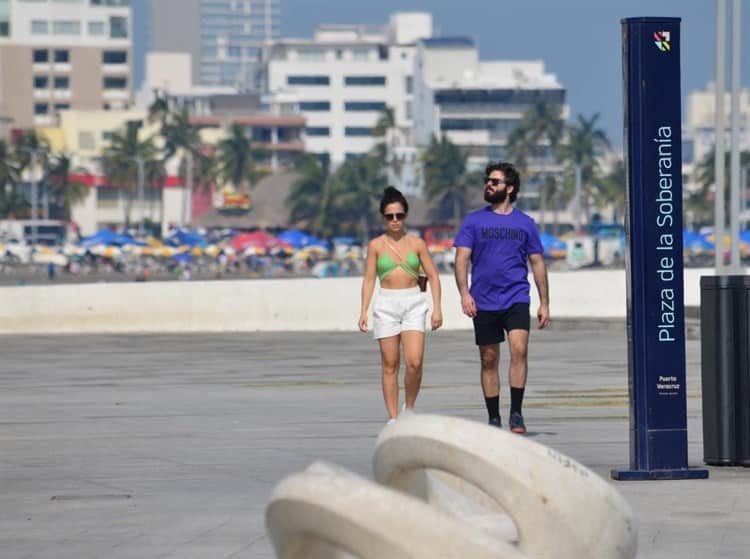 Después del norte, turistas pasean por el bulevar y malecón de Veracruz