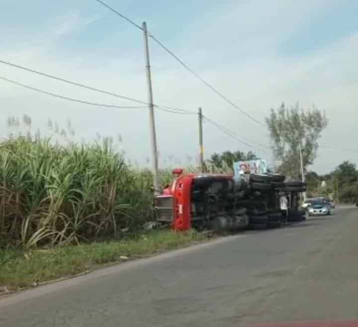 Vuelca camión cargado con abono en Salmoral en La Antigua; hubo rapiña