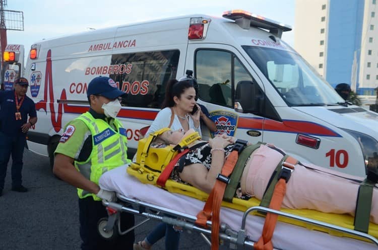 Mujer se desmaya y termina estrellada en su auto en puente de Boca del Río(+Video)