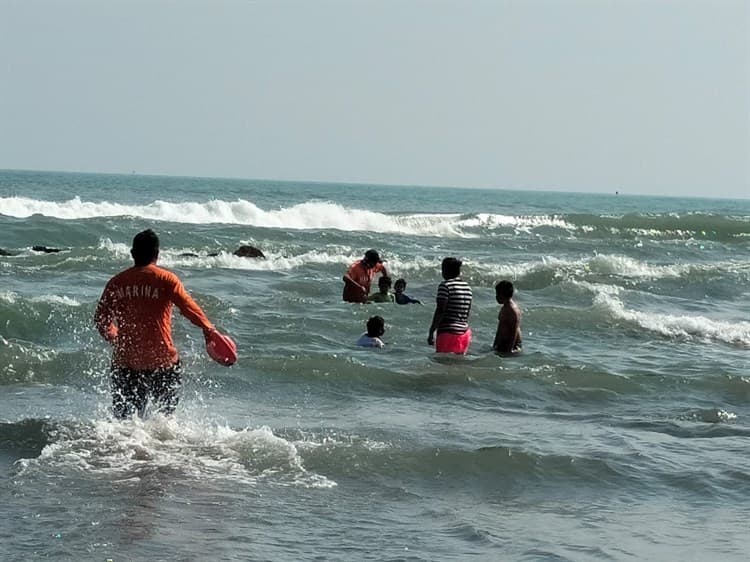 Rescatan a menores de ahogarse en Playa Chachalacas