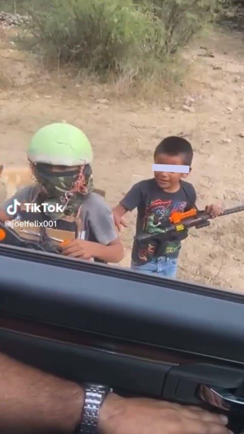 Imitan a la mafia: niños juegan a hacer retén con armas de juguete y se hacen virales