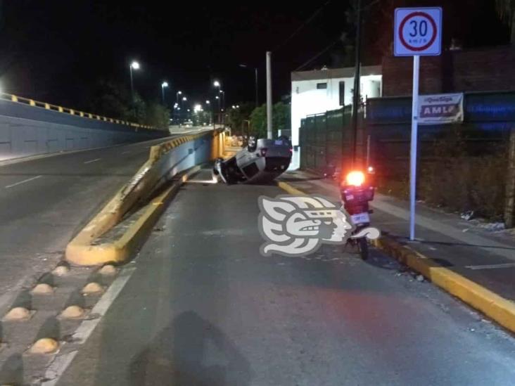 Abandonan auto volcado en Circuito Presidentes, en Xalapa