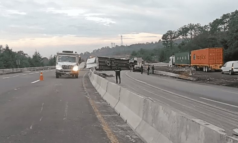 Camión cargado con refacciones automotrices vuelca en libramiento Xalapa- Perote