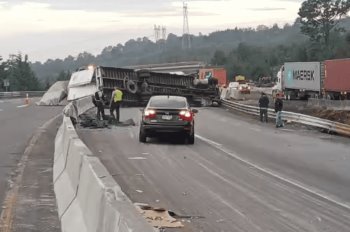Rapiñan autopartes de tráiler volcado en libramiento de Xalapa