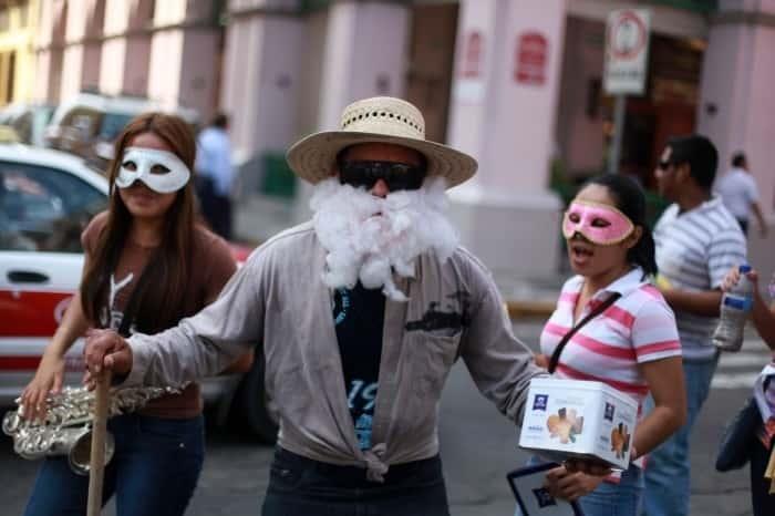 ¡Despiden el 2022! Veracruzanos salen a bailar el tradicional “viejo” en carreteras de Veracruz(+Video)