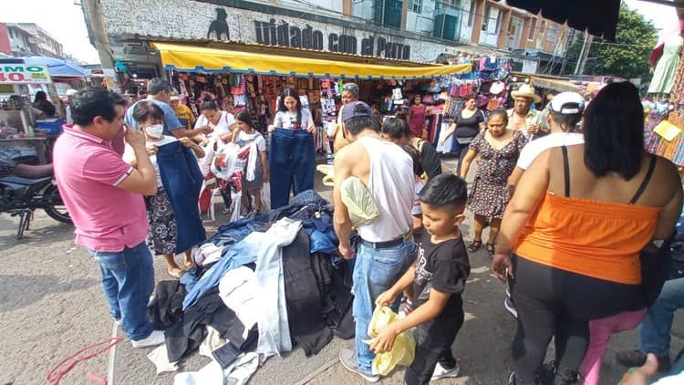 Ciudadanos aglomeran el centro de Veracruz con compras de última hora