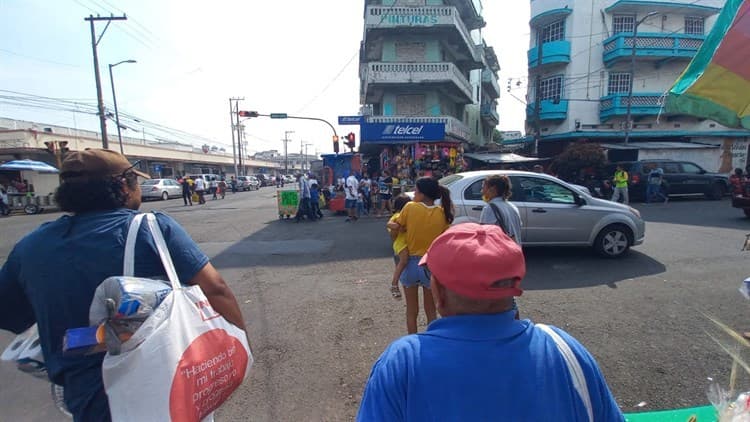 Ciudadanos aglomeran el centro de Veracruz con compras de última hora