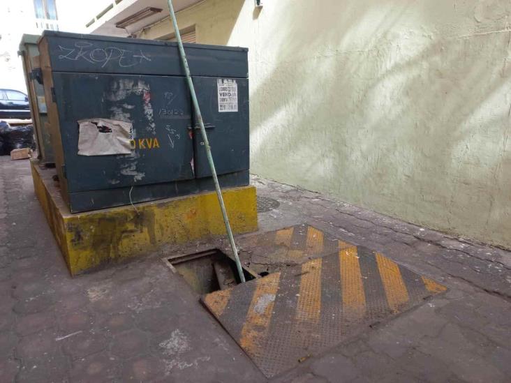 Urgen a personal de CFE reparar rejillas de registro en callejón de Veracruz