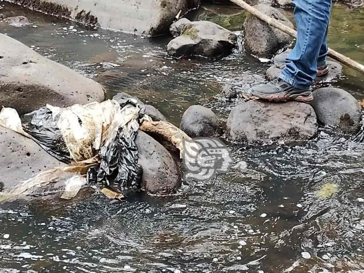 Hallan restos humanos embolsados en río de Coatepec