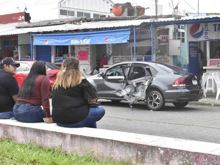 Camión de limpian pública choca contra vehículo particular en Coatzacoalcos