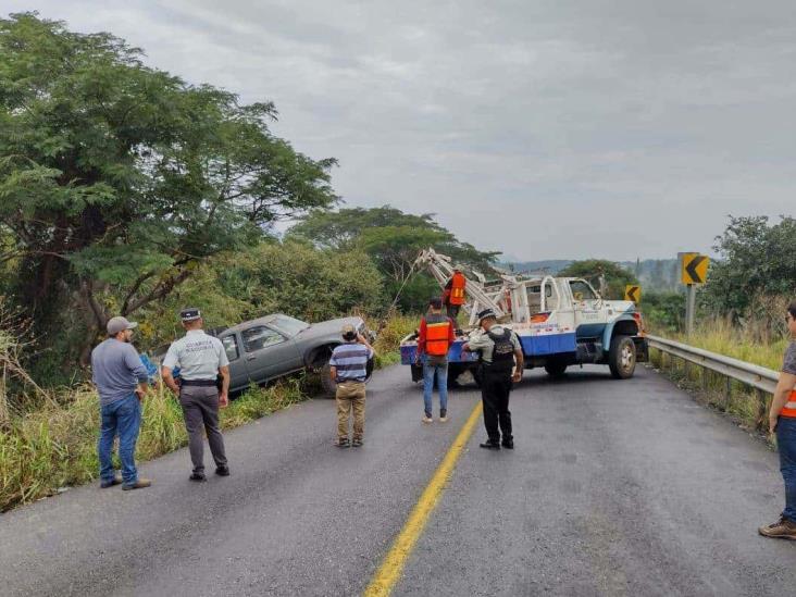 Camioneta se sale de la carretera tras zafarse del remolque en Actopan