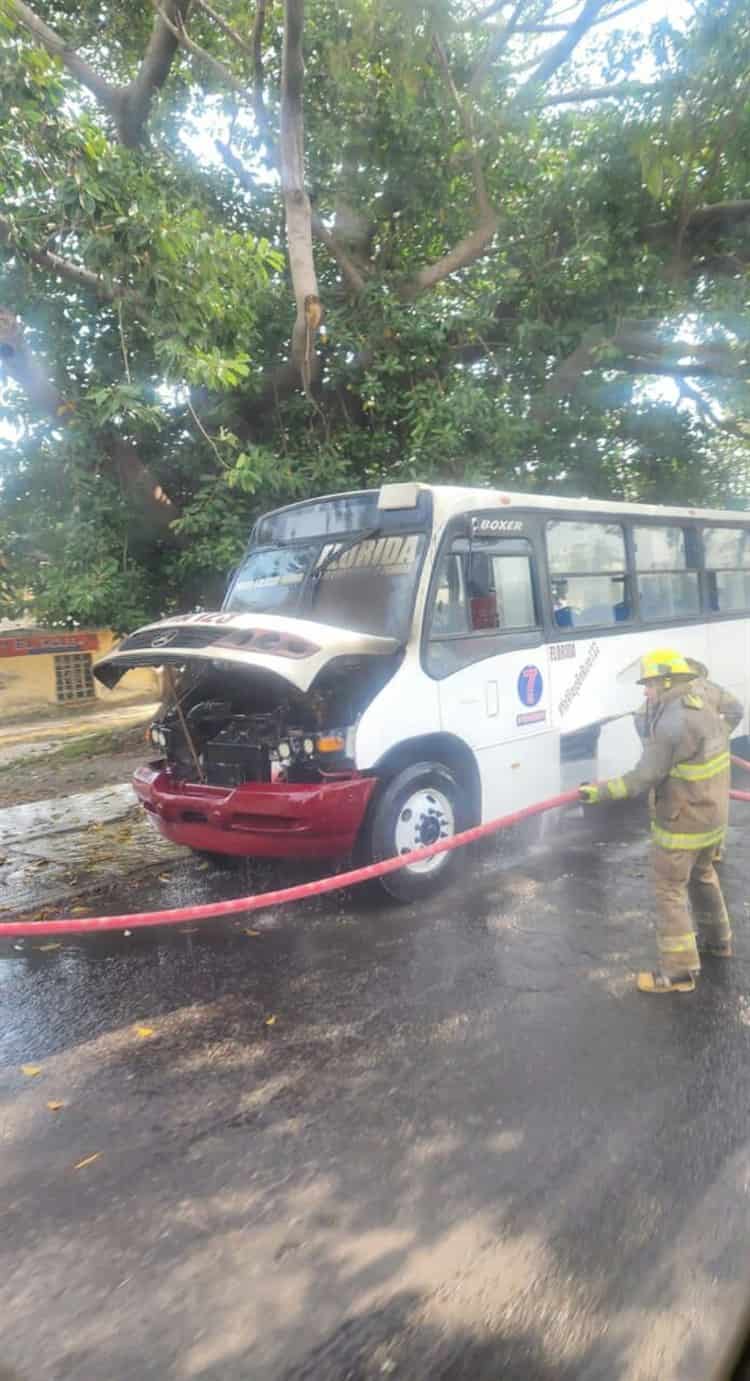 Se incendia camión urbano en La Boticaria, en Boca del Río