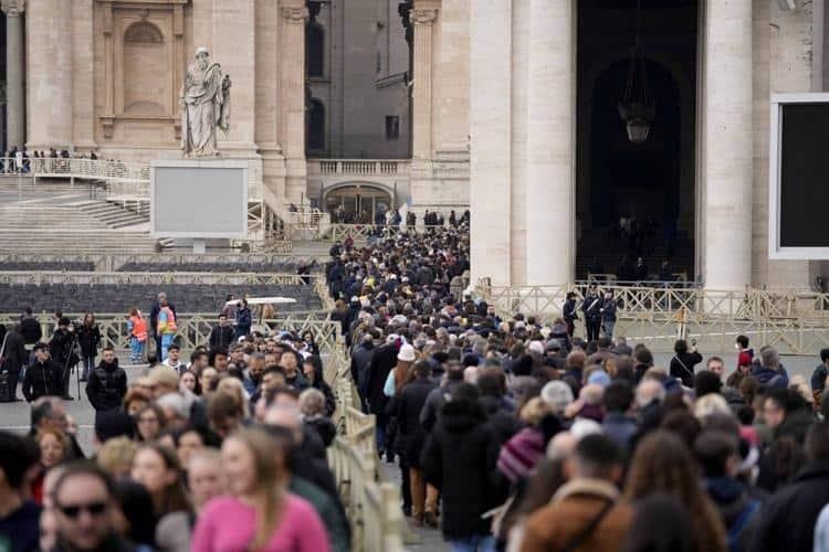 Miles de fieles aguardan afuera de la Basílica de San Pedro para despedir a Benedicto XVI