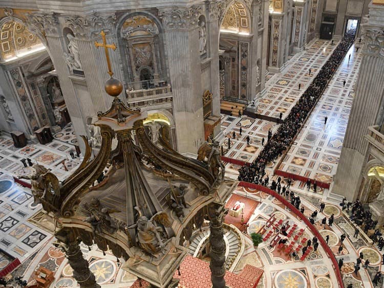Miles de fieles aguardan para despedir a Benedicto XVI en Basílica de San Pedro