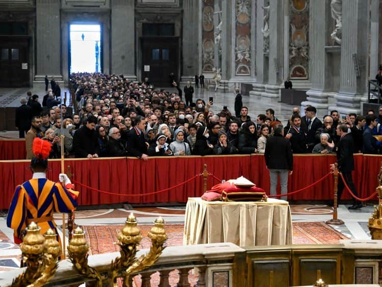 Miles de fieles aguardan para despedir a Benedicto XVI en Basílica de San Pedro