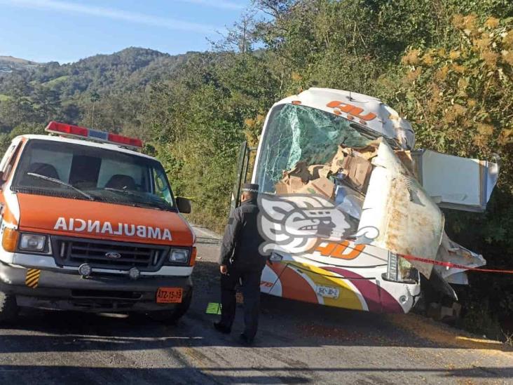 Choca autobús de línea AU con camión en Atzalan, muere conductor