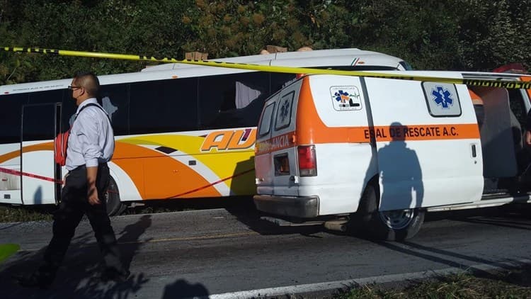Choque entre tráiler y autobús de pasajeros deja 1 persona sin vida y 8 heridos en Atzalan