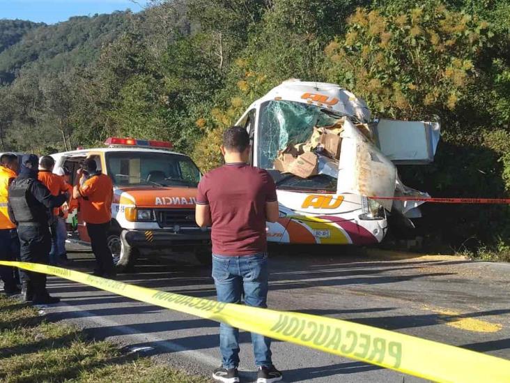 Choque entre tráiler y autobús de pasajeros deja 1 persona sin vida y 8 heridos en Atzalan