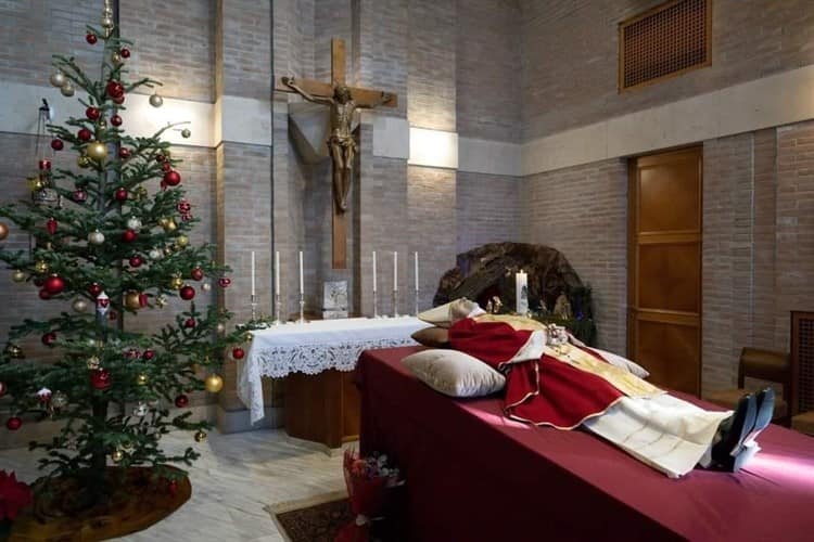 Vaticano difunde imágenes del cuerpo de Benedicto XVI