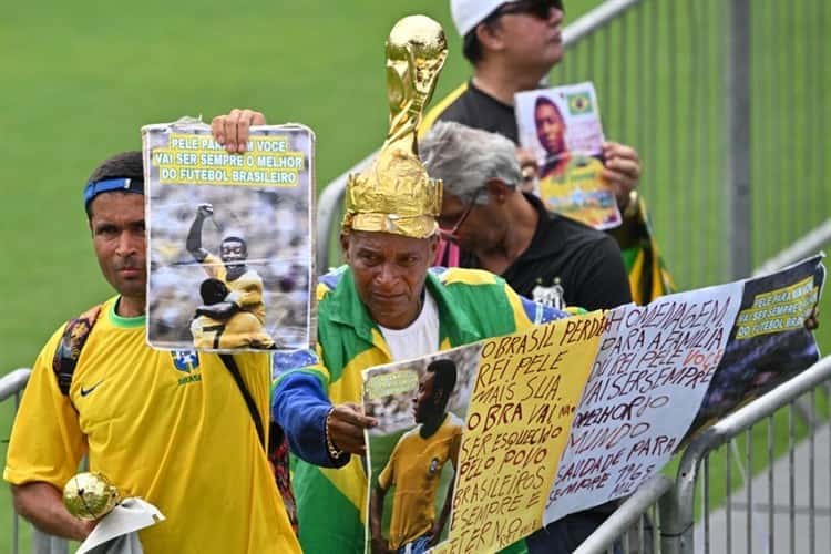 Fanáticos llegan al estadio Vila Belmiro en Brasil para homenajear a Pelé previo a su entierro