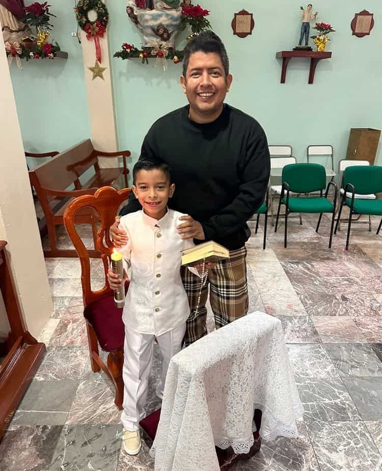 Luis Mario García González realiza el sacramento de la Comunión