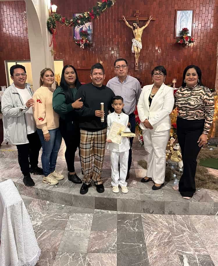 Luis Mario García González realiza el sacramento de la Comunión