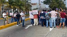 Ambulantes del malecón bloquean puente Morelos en Veracruz (+Video)