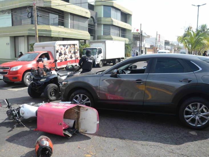 Camioneta impacta a motociclista en fraccionamiento Reforma; resulta con fractura de pierna