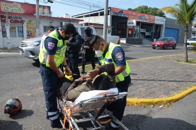 Camioneta impacta a motociclista en fraccionamiento Reforma; resulta con fractura de pierna