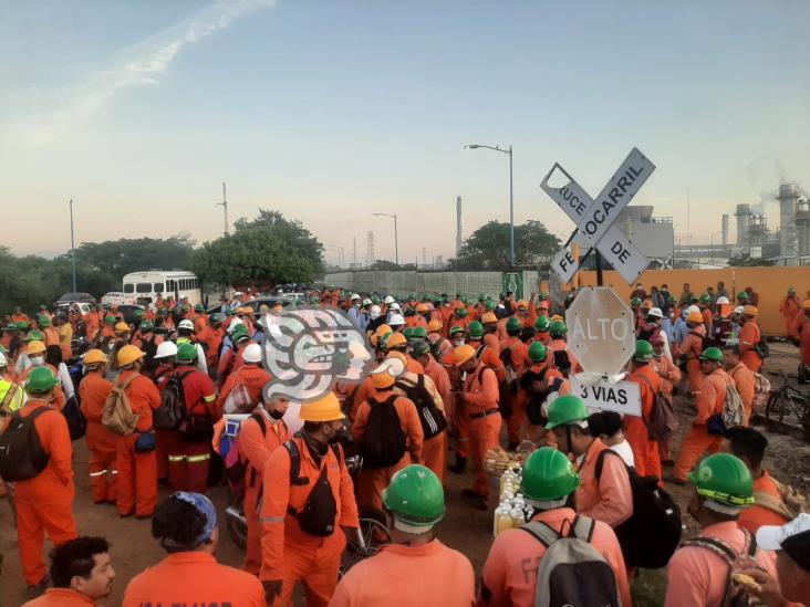 Protestan trabajadores por falta de pago en zona industrial de Coatzacoalcos