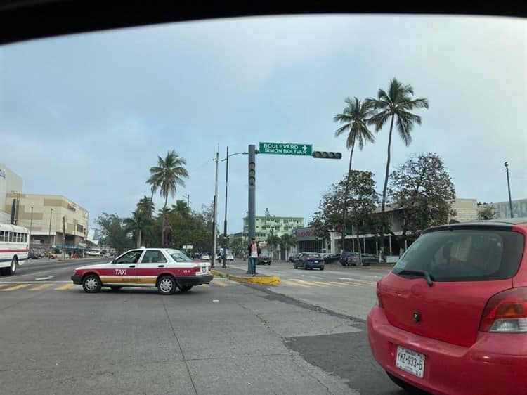 ¡Precaución! sin funcionar semáforo de Salvador Díaz Mirón y Simón Bolívar en Veracruz