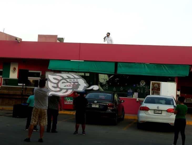 Doble de Bad Bunny se porta bonito en gasolinera de Minatitlán (+Video)