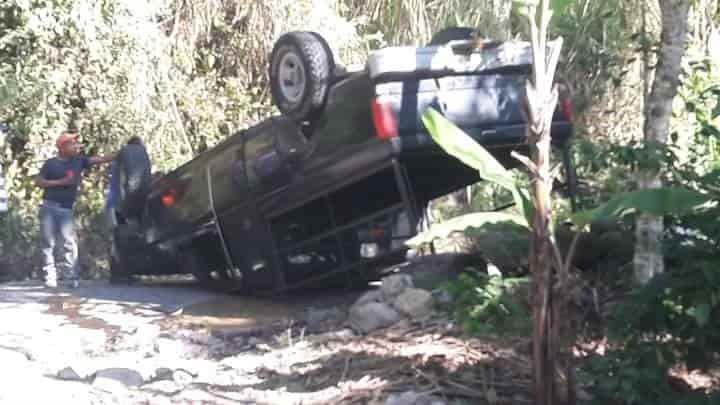 Vuelca camioneta en antiguo camino a Tomatlán, no hubo lesionados