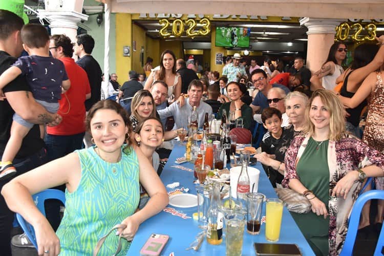 Veracruzanos se reúne en Los Portales para despedir el año