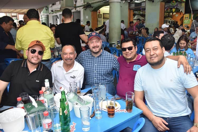Veracruzanos se reúne en Los Portales para despedir el año